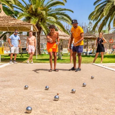 Partie de pétanque organisée par l'équipe d'animation au Mondi Club Shalimar Hammamet.