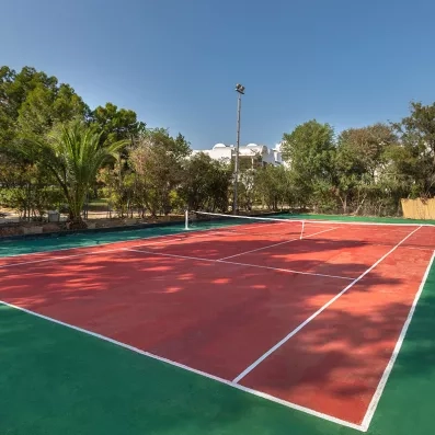 Court de tennis extérieur dans les jardins de l hôtel Mondi Club Shalimar Hammamet