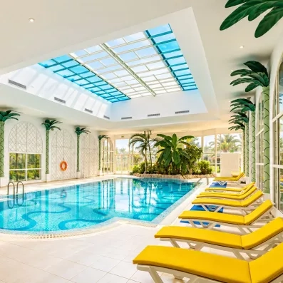 Piscine couverte chauffée avec transats jaunes à l hôtel Mondi Club Shalimar Hammamet