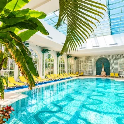 Grande piscine couverte sous verrière dans le club de vacances Mondi Club Shalimar