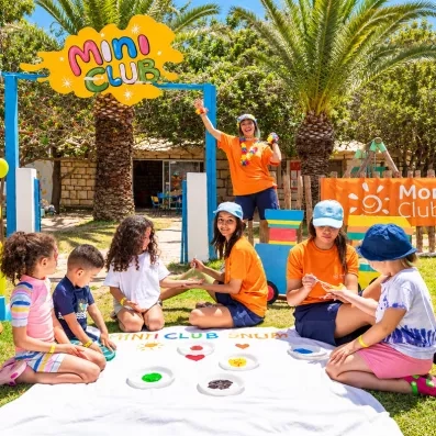 Atelier peinture et activités enfants au Mini Club du Mondi Club Shalimar Hammamet