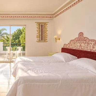 Chambre familiale du Mondi Club Shalimar à Hammamet avec terrasse privée donnant sur les palmiers