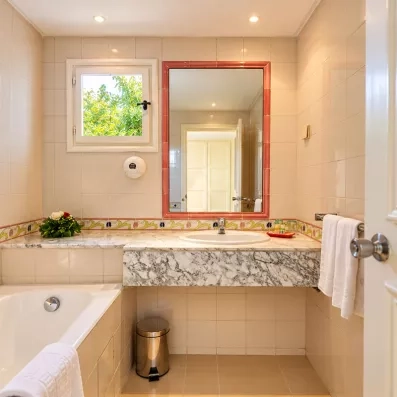 Salle de bain privée de l'hôtel Mondi Club Shalimar Hammamet avec baignoire et plan en marbre