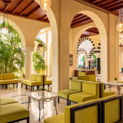 Salon du lobby du Mondi Club Shalimar Hammamet aux arcades de style arabo-andalou