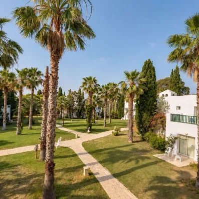 Allées pavées et magnifiques jardins arborés de palmiers du Mondi Club Shalimar en Tunisie.