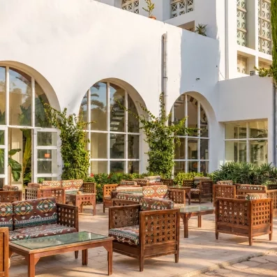 Terrasse extérieure et salon de jardin de style tunisien au Mondi Club Shalimar Hammamet.