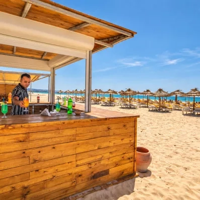 Bar de plage en bois du Mondi Club Shalimar servant des cocktails au bord de la mer à Hammamet.