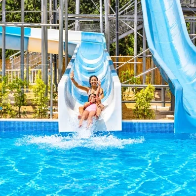 Toboggans aquatiques et parc aquatique de l'hôtel Mondi Club Shalimar pour un séjour en famille.