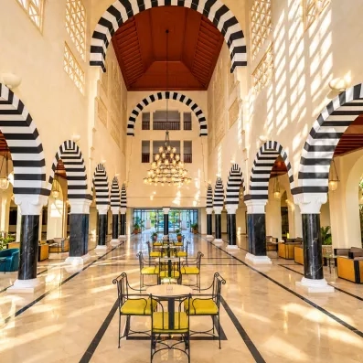 Grand hall de réception luxueux avec arches arabo-moresques du Mondi Club Shalimar 4 stars.