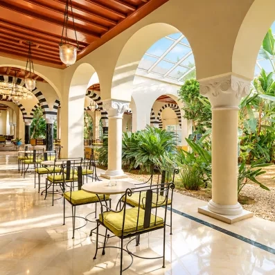 Espace bar et terrasse couverte sous les arcades du Mondi Club Shalimar à Hammamet