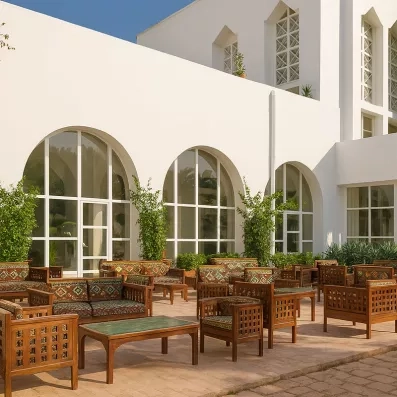Terrasse extérieure avec mobilier en bois sculpté et coussins orientaux au Mondi Club Shalimar Hammamet