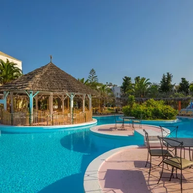 Piscine extérieure du Mondi Club Shalimar avec paillote et terrasse lounge à Hammamet