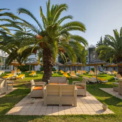 Jardin tropical arboré de palmiers et salon de détente au Mondi Club Shalimar Hammamet
