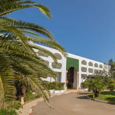 Façade blanche à l'architecture orientale de l'hôtel Mondi Club Shalimar à Hammamet
