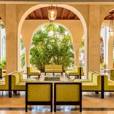 Hall de réception et salon intérieur du Mondi Club Shalimar surplombant un patio végétalisé