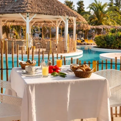 Petit-déjeuner au bord de la piscine avec vue sur le bar paillote au Mondi Club Shalimar Hammamet