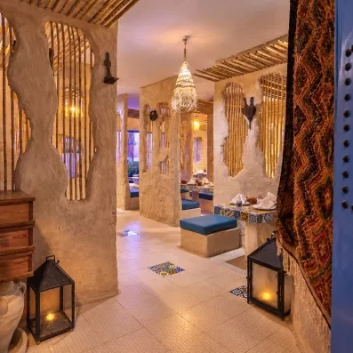 Intérieur du restaurant oriental du Mondi Club Shalimar Hammamet avec lanternes et décoration en terre cuite