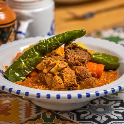 Plat de couscous tunisien traditionnel au piment et à la viande servi au Mondi Club Shalimar Hammamet