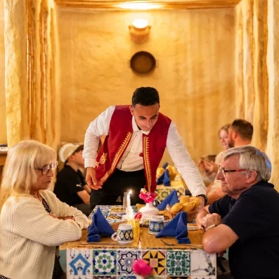 Service à table traditionnel et convivial au restaurant à la carte du Mondi Club Shalimar Tunisie