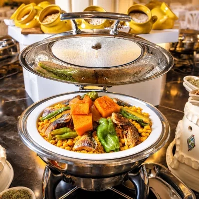 Plat de couscous tunisien traditionnel au buffet chaud de l'hôtel Mondi Club Shalimar Hammamet