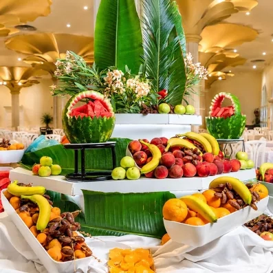 Buffet de fruits frais et pastèques sculptées au restaurant du Mondi Club Shalimar à Hammamet