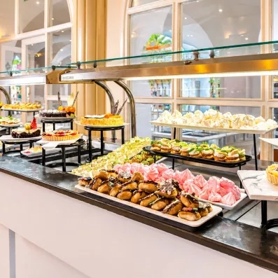 Buffet de desserts et pâtisseries variées de l'hôtel club Mondi Club Shalimar Hammamet