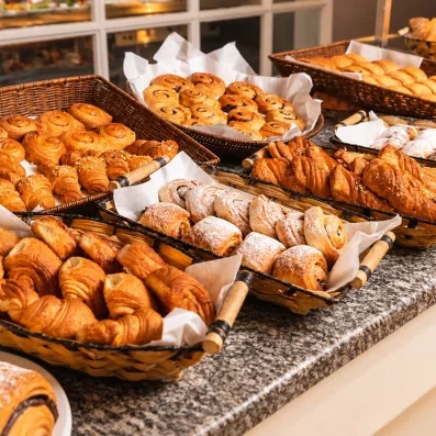 Paniers de viennoiseries et croissants frais au petit-déjeuner du Mondi Club Shalimar Hammamet