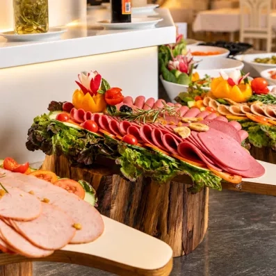 Buffet de charcuterie et salades décorées au restaurant de l'hôtel Mondi Club Shalimar