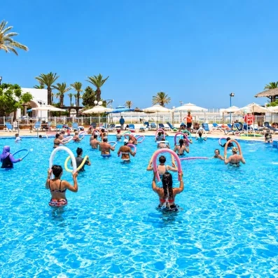 Cours collectif de fitness aquatique dans la grande piscine extérieure du Mondi Club Shems à Monastir.