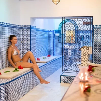 Femme se relaxant dans le centre de spa et bien-être traditionnel au Mondi Club Shems Monastir.