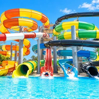Parc aquatique pour enfants avec toboggans et jeux d'eau face à la mer au Mondi Club Shems Monastir.