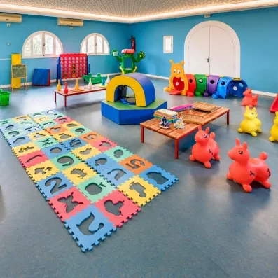 Salle de jeux intérieure spacieuse et équipée pour les enfants au Mondi Club Shems à Monastir.
