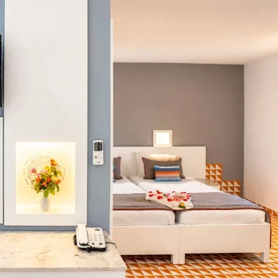 Aménagement intérieur avec télévision, miroir et touches décoratives raffinées au Mondi Club Shems à Monastir.