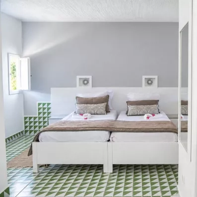 Chambre d'hôtel élégante avec coin bureau et détails architecturaux typiques du Mondi Club Shems à Monastir.