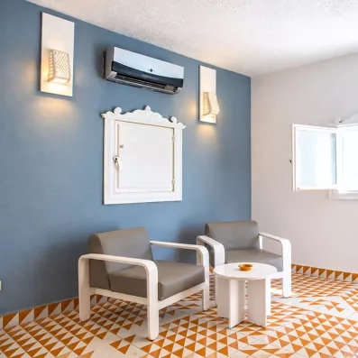 Salon de bungalow avec fauteuils design et sol en carrelage géométrique au Mondi Club Shems Monastir.