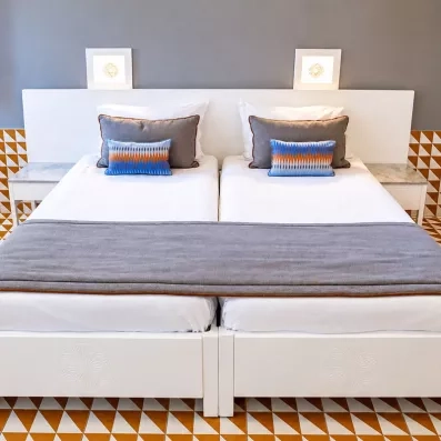 Vue rapprochée de la literie confortable et décoration moderne d'une chambre au Mondi Club Shems Monastir.