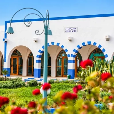 Architecture traditionnelle blanche et bleue des bâtiments Menzel Kebir au Mondi Club Shems à Monastir.