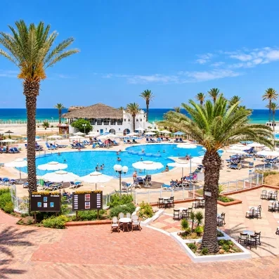 Vue panoramique sur la piscine principale et le restaurant de plage du Mondi Club Shems.