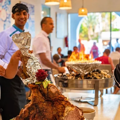 Spécialités culinaires grillées et service de restauration gastronomique lors d'un voyage à Monastir, Tunisie.