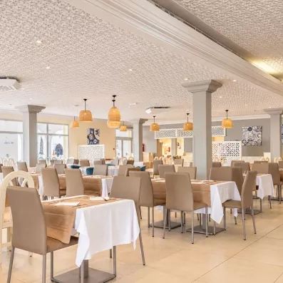 Salle de restaurant élégante 
