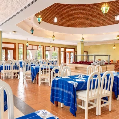 Restaurant thématique à l'architecture typique avec dôme en briques et décoration traditionnelle à Monastir.
