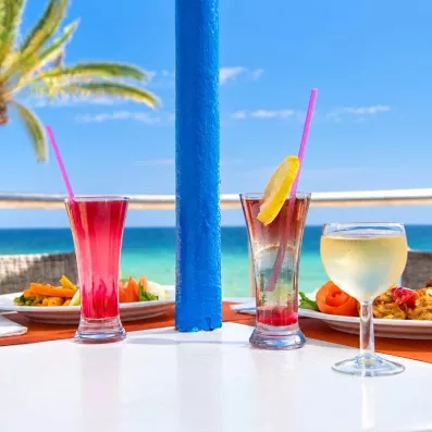 Cocktails rafraîchissants servis en terrasse face à la plage de sable fin de Monastir en Tunisie.
