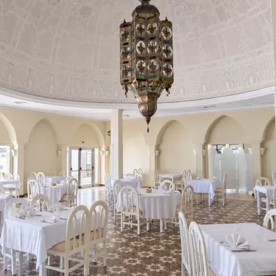Salle de restaurant élégante avec lustre oriental et architecture traditionnelle au Mondi Club Shems Monastir.