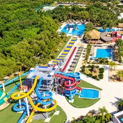 aquapark de l'hôtel, piscines, tour de 10 mètres de haut avec 2 aquatubes, 2 toboggans ouverts, kamikaze et tourbillon chute libre, aquaracer : pistes multiples de course à 4 voies