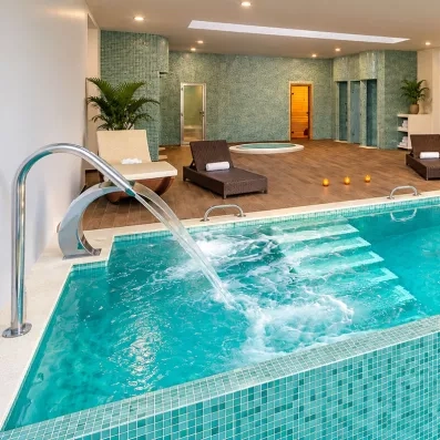 piscine intérieure, 4 douches à sensations, sauna, bain à remous et une zone de détente avec lits chauffants et piscine avec hydromassage