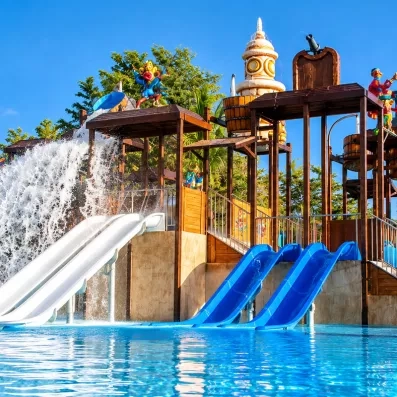 toboggans pour enfants avec jets et canons à eau, thème : Pirates des Caraïbes avec 10 toboggans pour enfants et 4 barrils splash