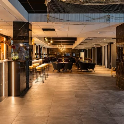 espace lounge et bar spacieux du mondi club sodankyla en laponie finlandaise
