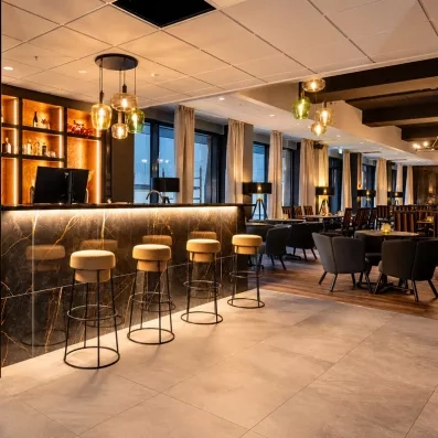 comptoir de bar contemporain avec tabourets hauts au mondi club sodankyla