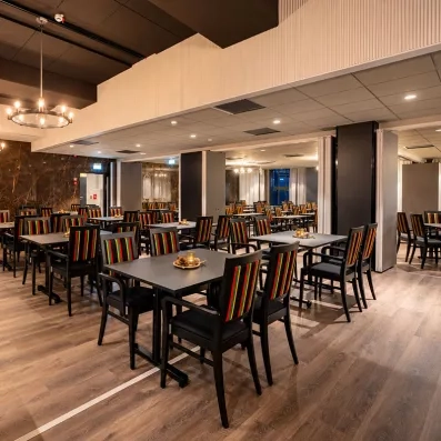 Salle de restaurant moderne du mondi club sodankyla avec chaises au style scandinave