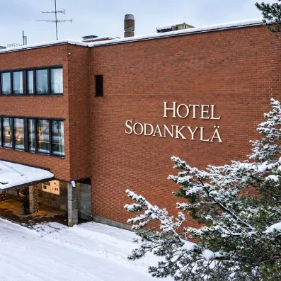enseigne de l'hotel sodankyla sur façade en brique rouge sous la neige lapone